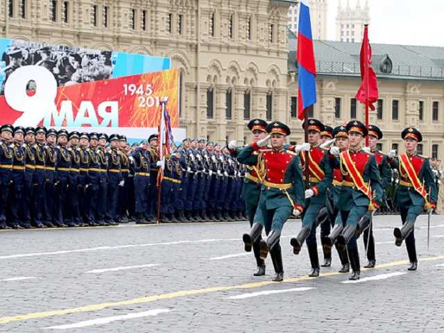 Парад жертвоприношения: Россияне живут в параллельном пространстве