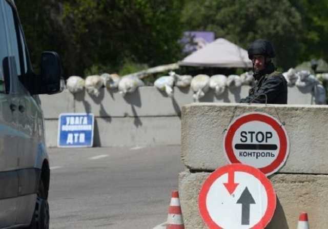 Боевики седьмые сутки блокируют работу КПВВ “Марьинка”, – штаб ООС