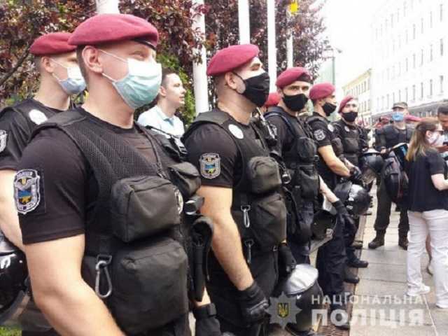 На акции в центре Киева в ход пошли дымовые шашки и газ