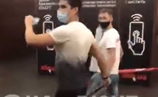 Толпа пророссийских активистов избила в Киеве бойца "Азова"