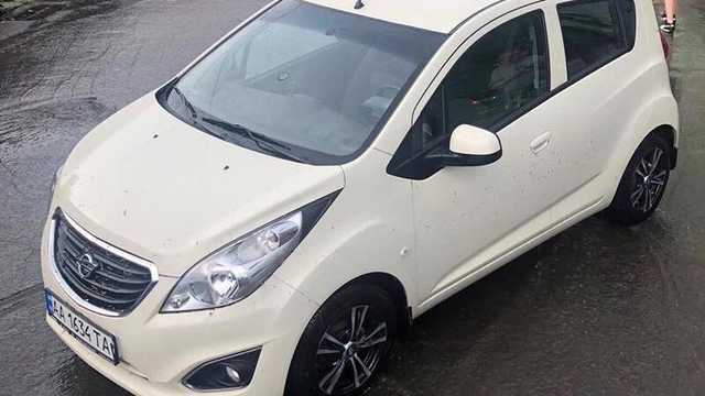 В Киеве малолитражку смыло дождем