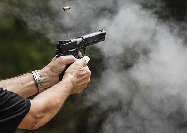 В Киеве мужчина открыл стрельбу с "травмата" по людям и скрылся