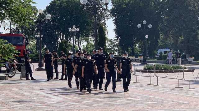 Возле Рады собирается митинг против Авакова