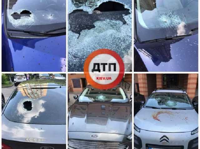 На Печерске в Киеве неизвестные громили элитные автомобили