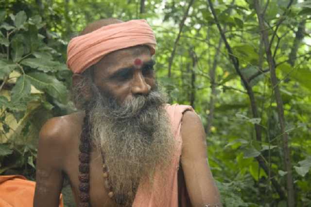 Лечил поцелуями: в Индии от коронавируса погиб "черный маг"