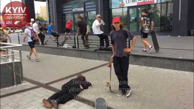 Возле ТРЦ в Киеве подростки нападают на людей, а полиция смеется