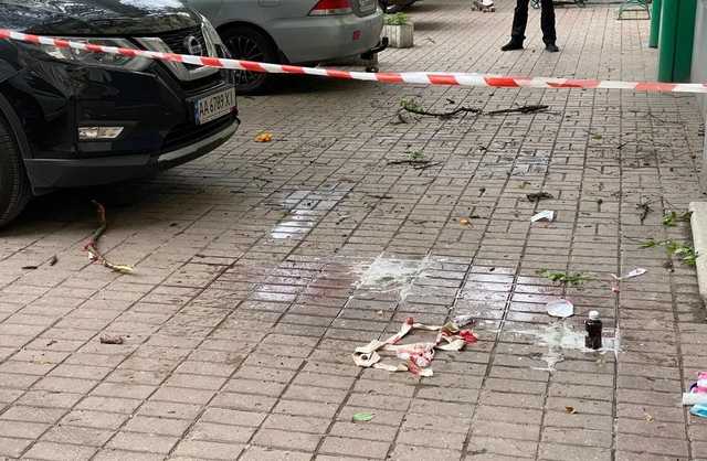 В Киеве женщина с ребенком выпали из окна многоэтажки: появились детали о пострадавших