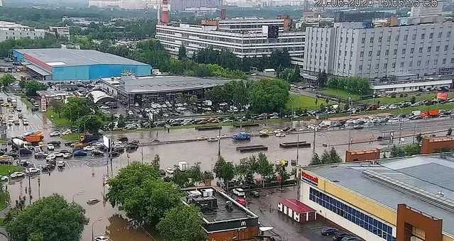 На Москву обрушился мощный ливень: дороги затопило