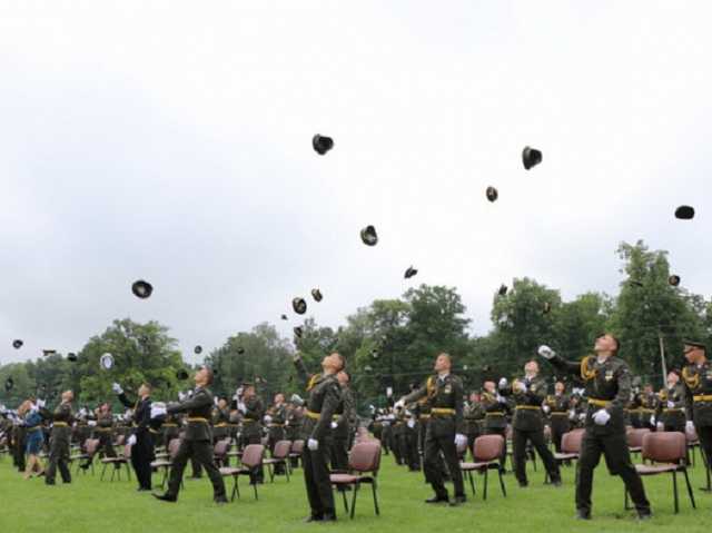 Прощай, «совок»: в сети обсуждают необычную церемонию выпуска украинских офицеров