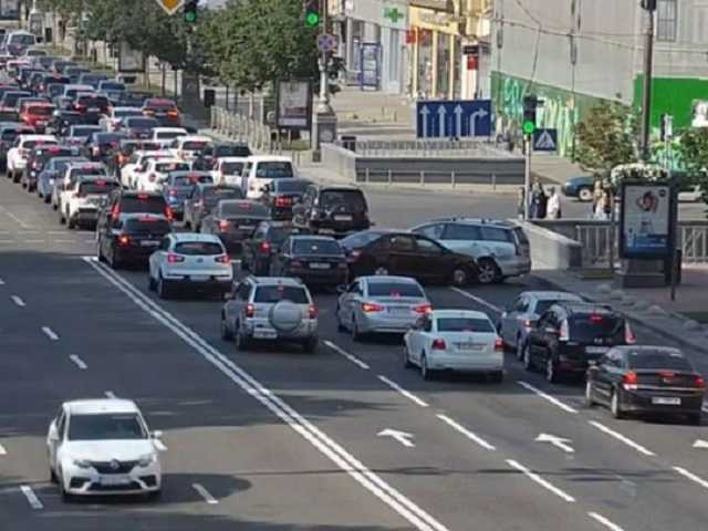 В центре Киева столкнулись пять авто: момент ДТП попал на видео