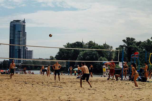 Будто эпидемии и не было: Как работают столичные пляжи в карантин