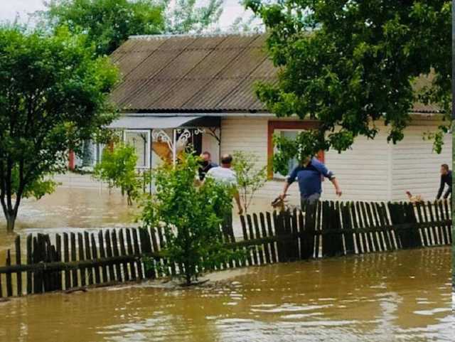 На Прикарпатье и Буковине началась массовая эвакуация из-за стихийного бедствия