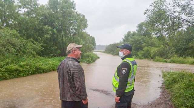 Затопило понад 200 будинків, людей рятують на човнах: на Львівщині панує сташна негода