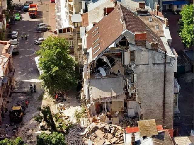 Обвал жилого дома в Одессе: момент происшествия попал на видео