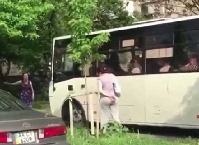 Водій маршрутки в Києві вирішив об’їхати пробку по тротуару