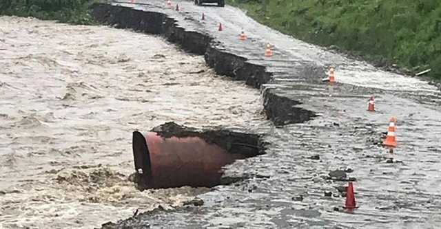 Разрушительная стихия "похоронила" дорогу на Прикарпатье: появилось видео