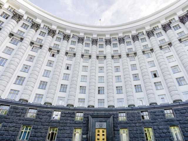 Кабмин разрешил украинцам выходить на работу с 10 часов утра: кого это касается