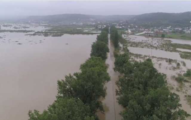 Жители пострадавших от паводков областей на западе Украины получат гумпомощь