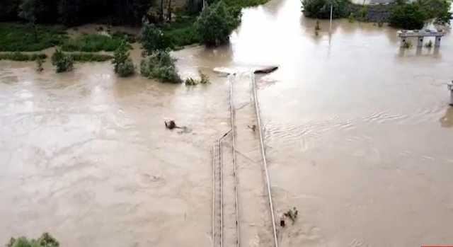 Шмыгаль срочно вылетел в Прикарпатье для координации работы по преодолению последствий непогоды