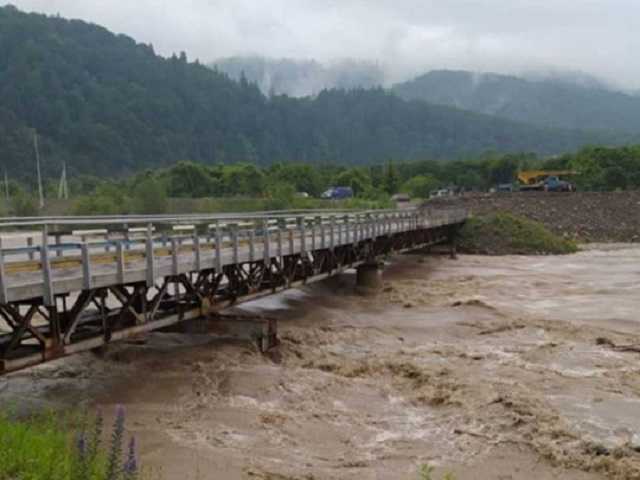 Вода стремительно прибывает: спасатели предупредили о затоплении сел на Буковине