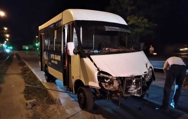 В Николаеве маршрутка врезалась в остановку