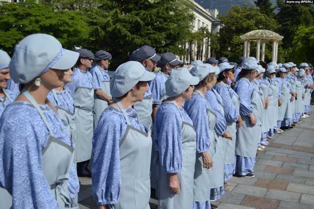 Ялтинских дворников нарядили в форму крепостных и привели к присяге