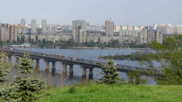 На мосту Патона в Киеве образовался "водопад" из-за прорыва трубы