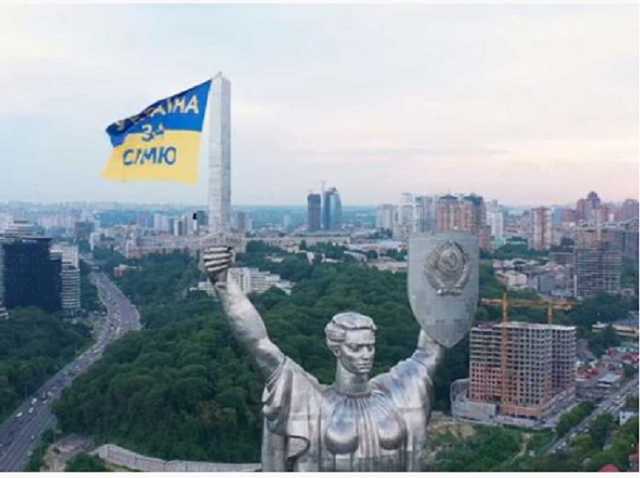 На меч "Родины-матери" в Киеве снова "повесили" флаг