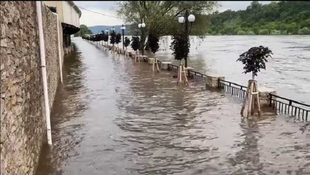 Кошмар на Прикарпатье: потопом "смыло" железнодорожную колею