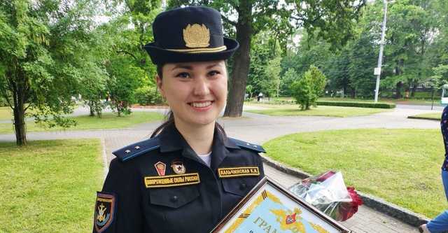 В России наградили медалью военную, потерявшую обувь во время парада