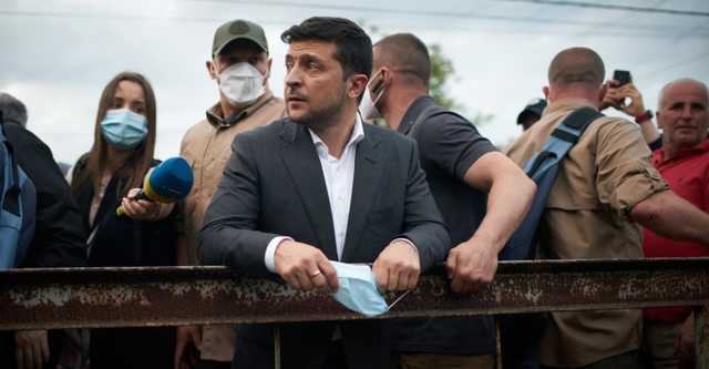 Зеленский нарушил самоизоляцию и вышел к людям без маски