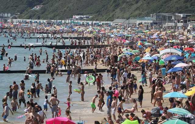 На британские пляжи пришли около полумиллиона людей: нарушен карантин, заблокированы дороги