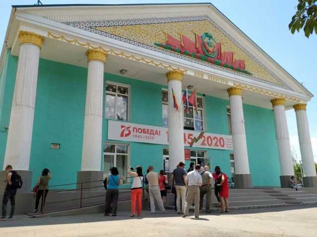 В Сети показали жителей Донецка и Луганска, которые проголосовали за путинское «обнуление»