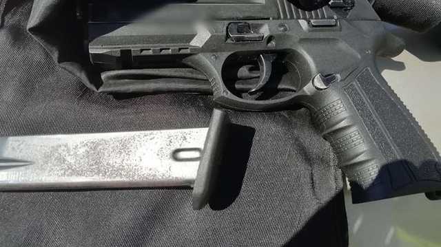 В Киеве водитель угрожал пистолетом полицейскому, который ему посигналил