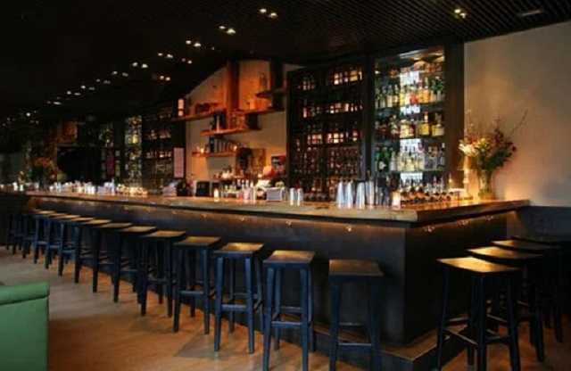 В отдельных штатах США закрывают бары из-за новой вспышки коронавируса