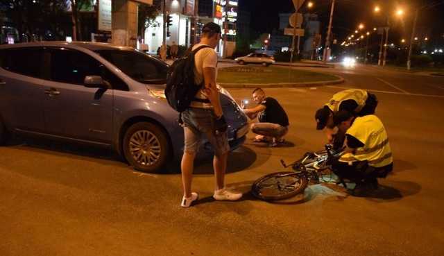 В центре Николаева велосипедист попал под Nissan Leaf