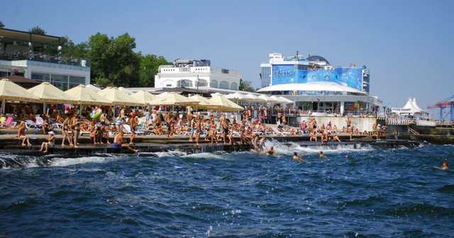 Одесские пляжи в разгар коронавируса заполнены людьми