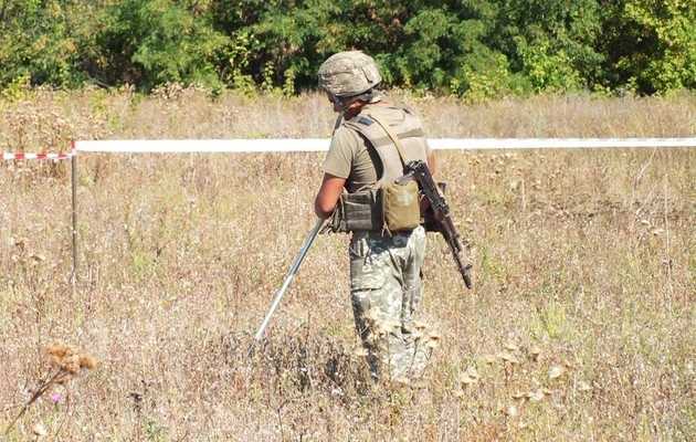 На Донбасі український сапер підірвався на невідомому предметі