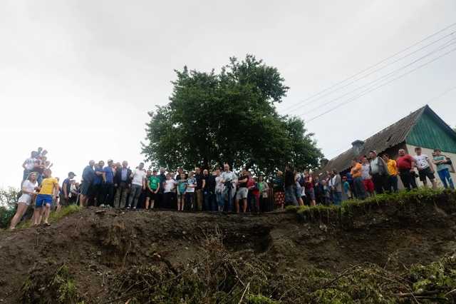 Порошенко привез на затопленное Прикарпатье помощь пострадавшим от наводнения