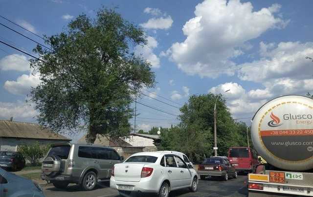 На въезде в Николаев со стороны Одессы вновь возник огромный затор