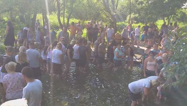 Віряни влаштували масове купання проти коронавірусу в цілющому джерелі під Львовом