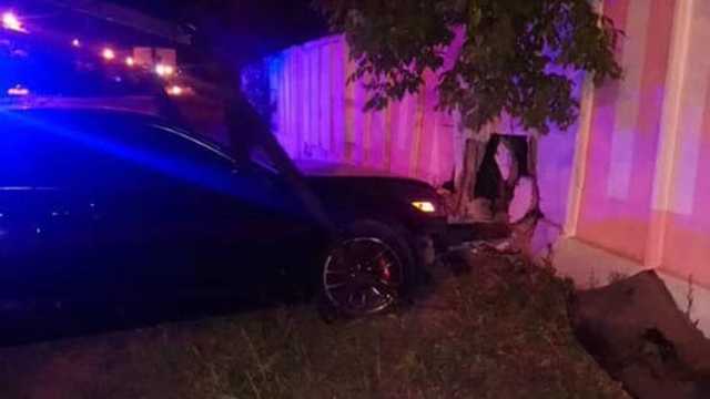 В Киеве пьяная женщина на Honda влетела в бетонный забор