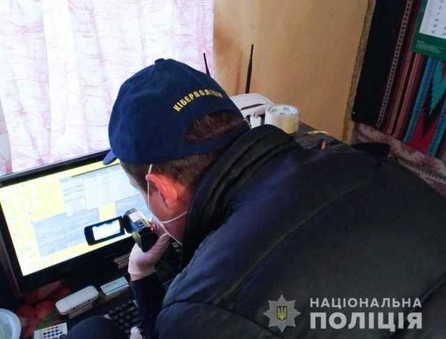 17-летний парень на Буковине продавал персональные данные нескольких миллионов интернет-пользователей со всего мира