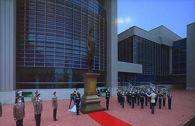 Нурсултану Назарбаеву на 80-летие подарили новый памятник в столице Казахстана