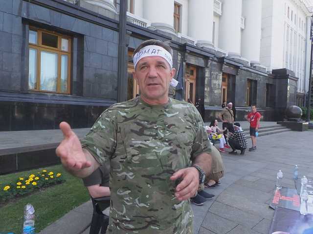 Вбивство «Сармата»: Побратими ветерана припинили голодування, але залишаються під Офісом президента