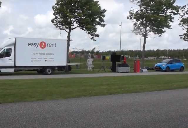 Катастрофа МН17 на Донбассе: российские пропагандисты под стенами суда показывали кино