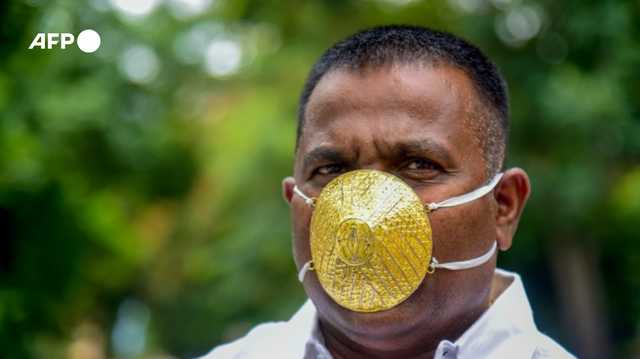 В Индии бизнесмен носит золотую маску для защиты от коронавируса