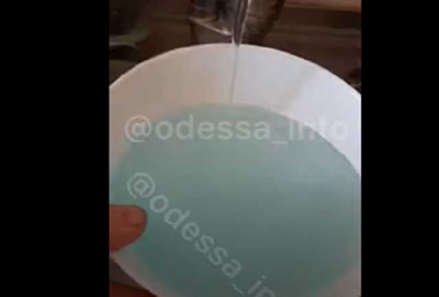 Легко растворяет жир: в Одессе из-под кранов потекла необычная вода