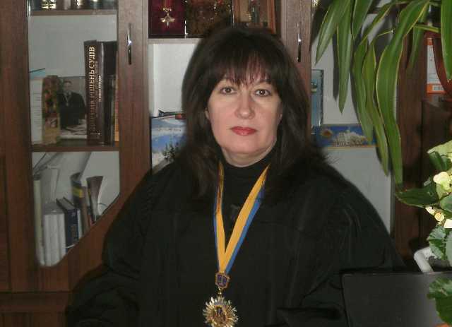 Землероби в судівських мантіях та прокурорських мундирах -2