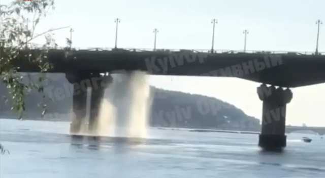 На мосту Патона снова прорвало теплотрассу
